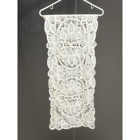 Imperial Elegance RN 65899 White Floral Delicate Table Runner - Picture 1 of 11